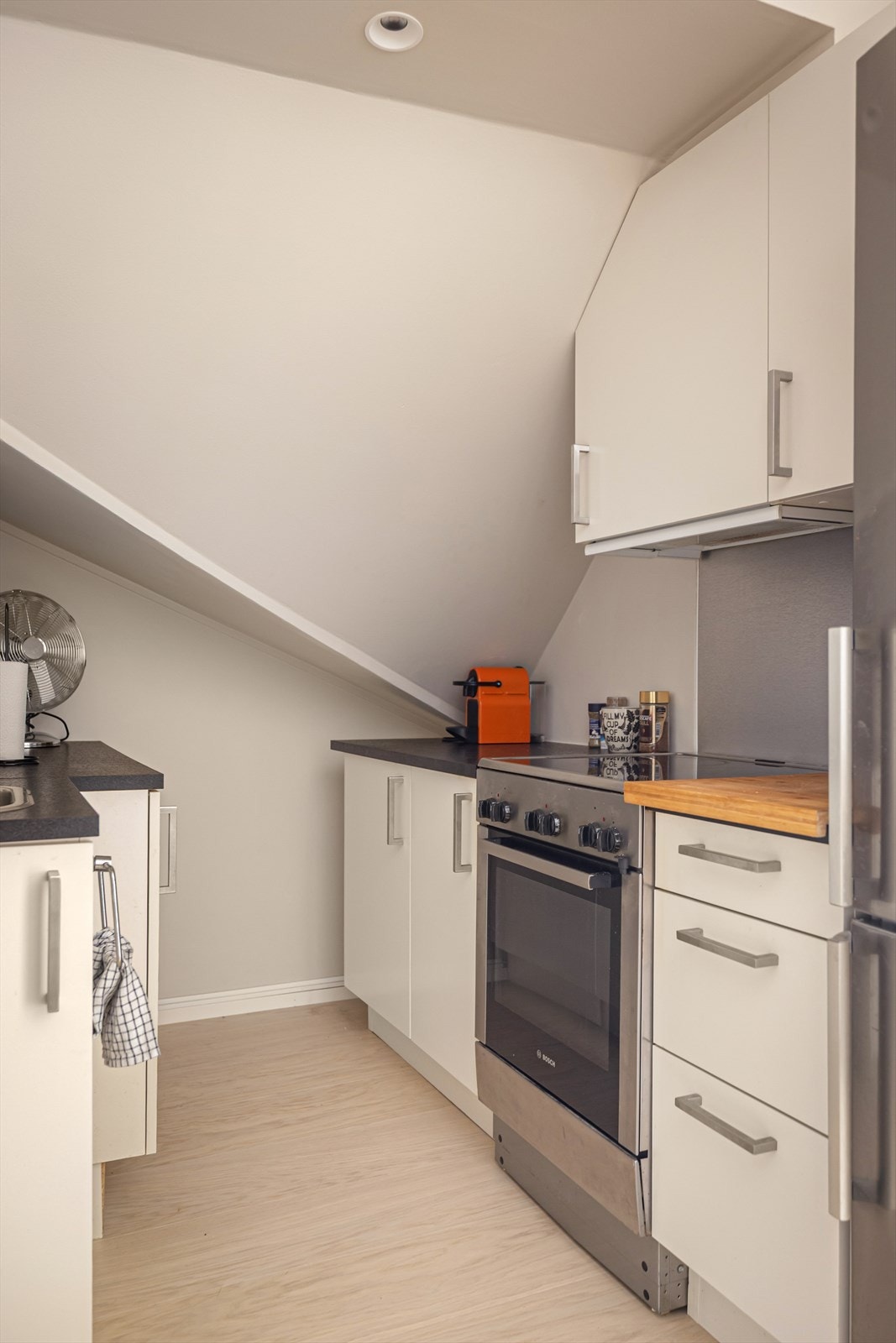 Det er hvitevarer som komfyr, platetopp, oppvaskmaskin og kombinert kjøle-/fryseskap. Galleribilde