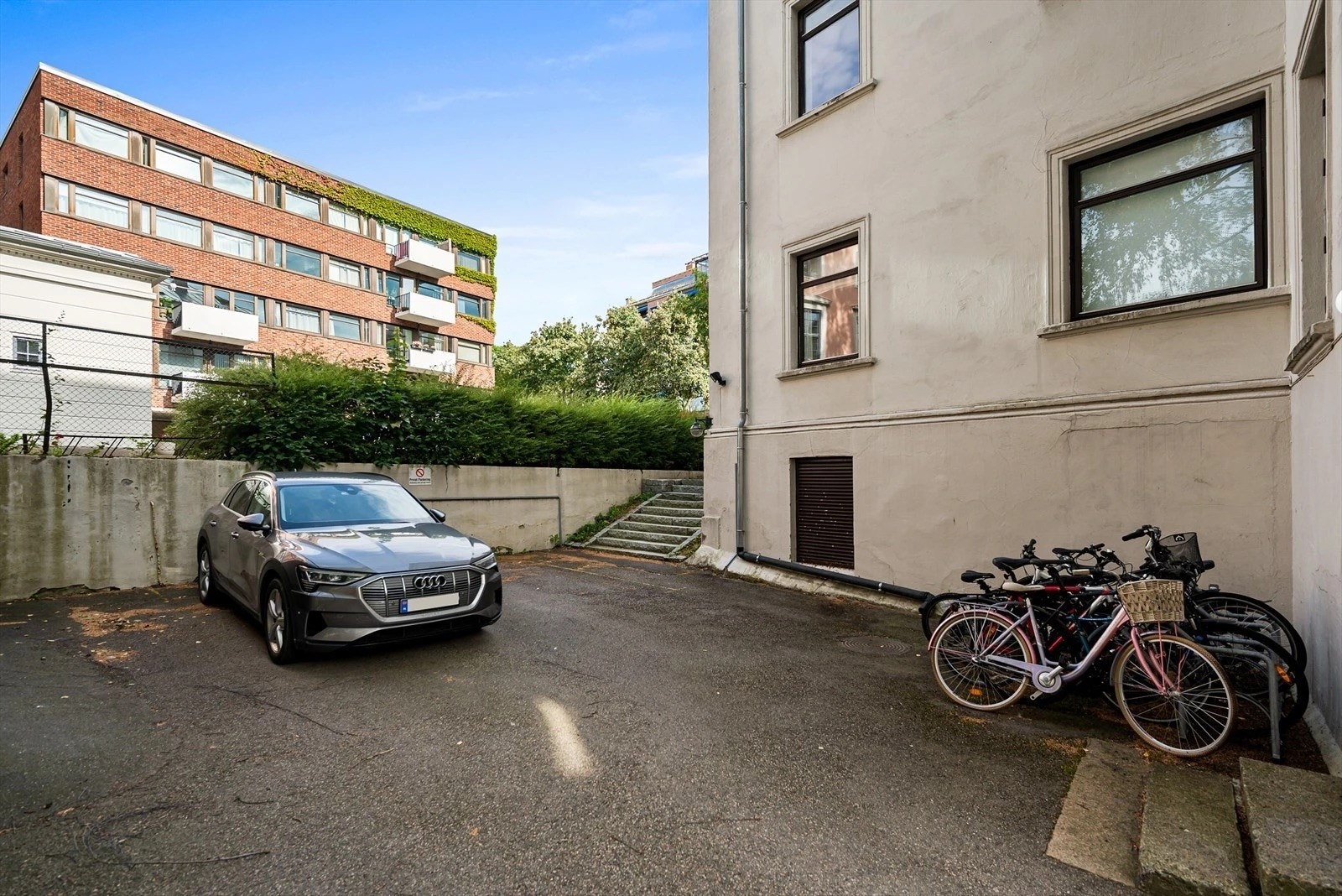 Felles parkeringsmuligheter etter venteliste. Henvend megler ved spørsmål om parkering/ventelister. Galleribilde