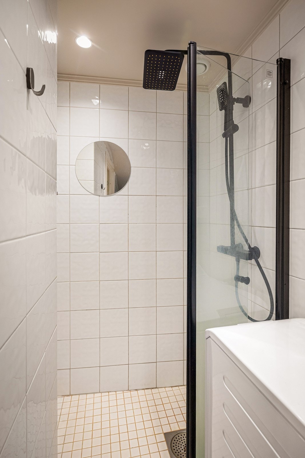 Stilrent baderom med opplegg for vaskemaskin. Galleribilde