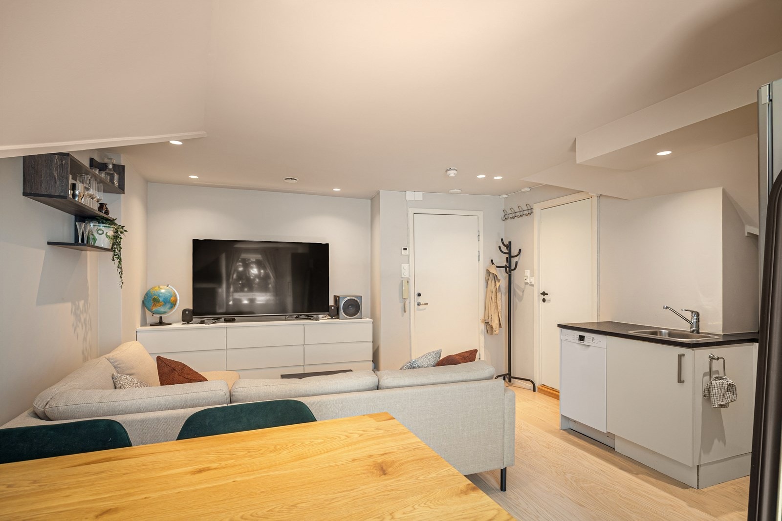 God plass til stor hjørnesofa og spisebord med plass til 6 personer. Galleribilde