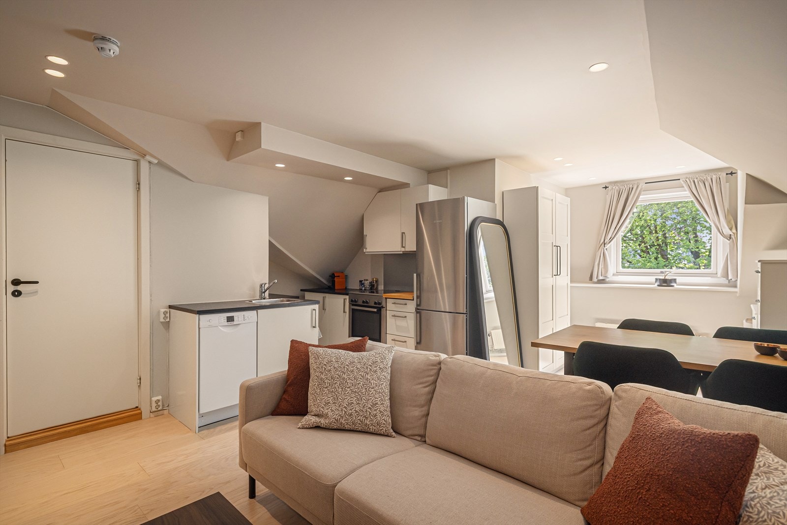 Effektiv og god planløsning med plass til spisebord, sofa og masse oppbevaringsplass. Galleribilde