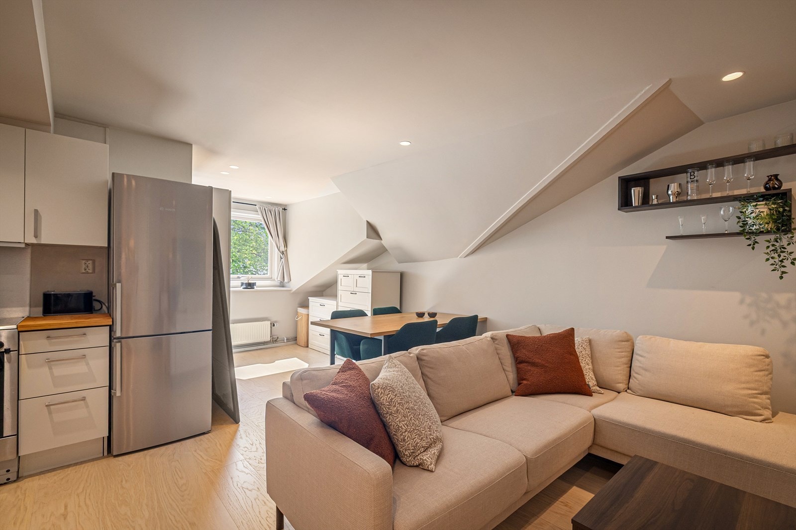 Legg merke til nymalte vegger/tak, 1-stavs parkett og slette overflater. Galleribilde