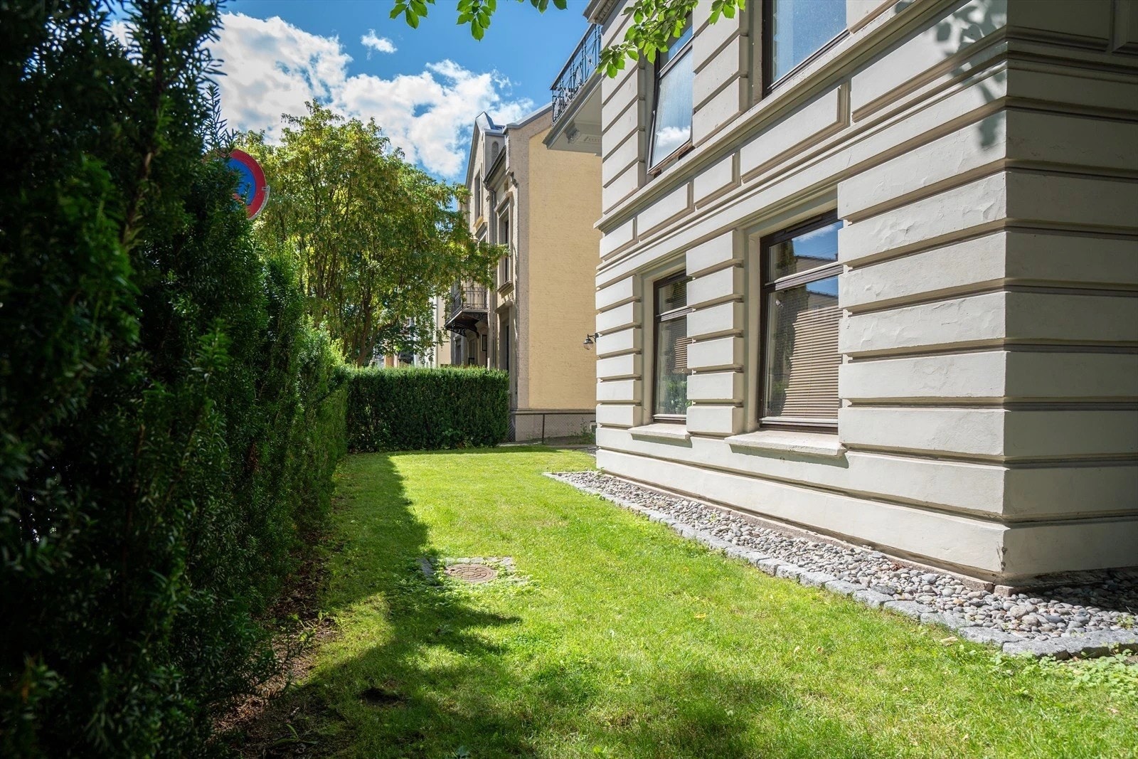 Frodig hage på felles tomt. Galleribilde