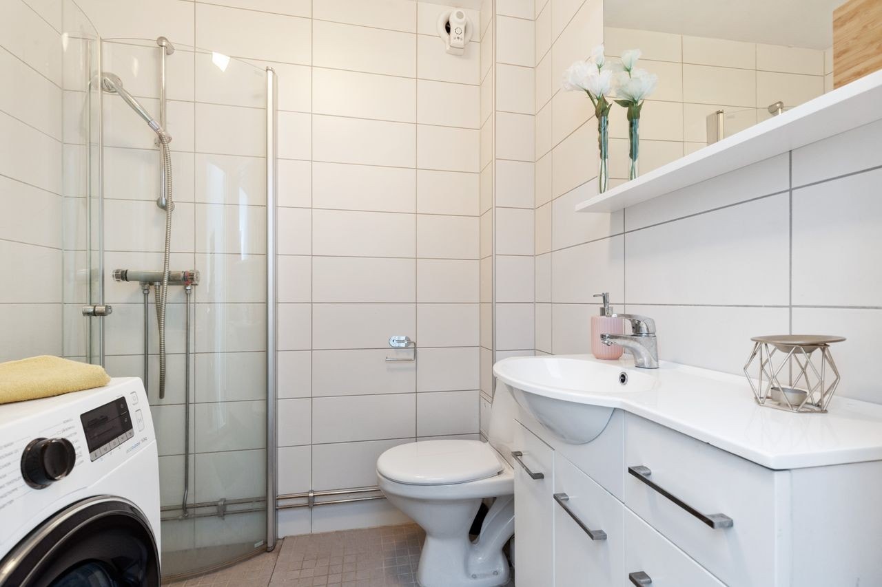 Pent flislagt bad. Opplegg for vaskemaskin Galleribilde