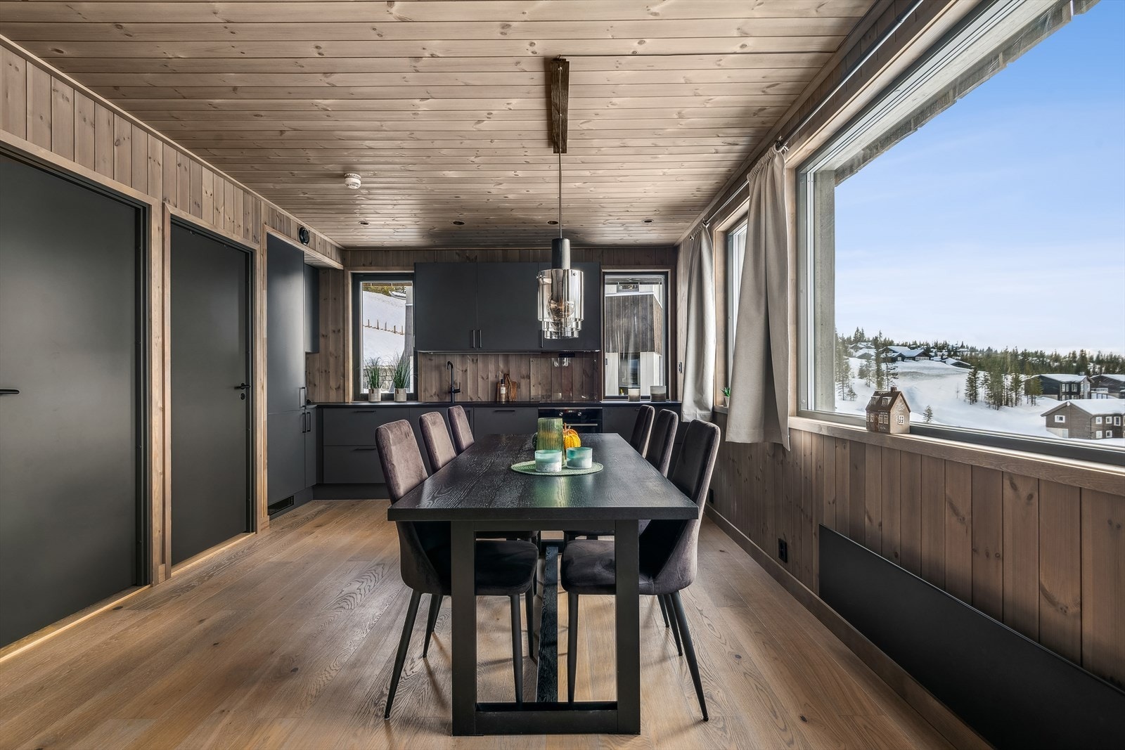 Det moderne interiøret inkluderer sorte stikkontakter og brytere, samt elegante mørke dører og vindusposter. Galleribilde