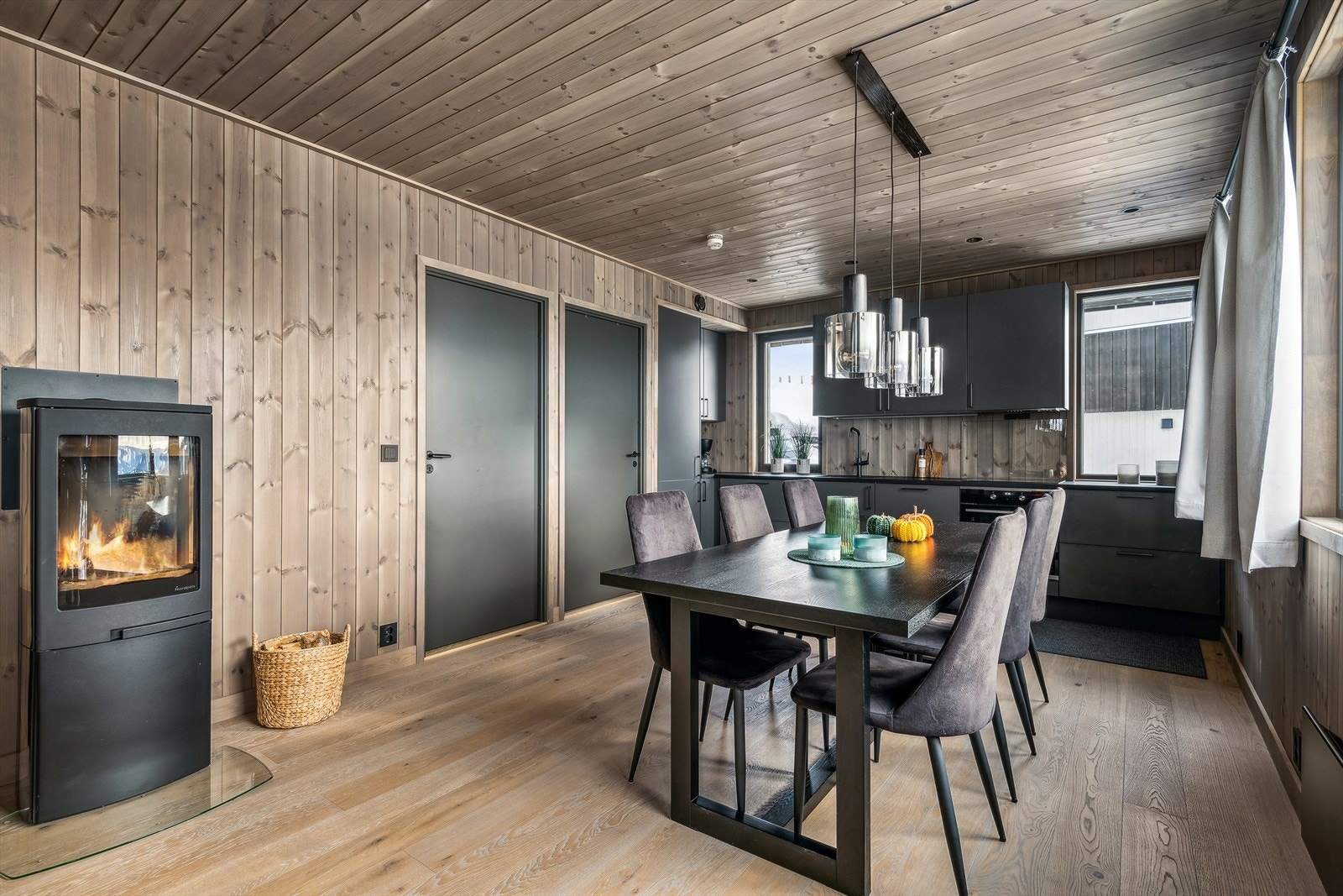 Sentralt plassert, bidrar vedovnen til en lun og koselig stemning. Galleribilde