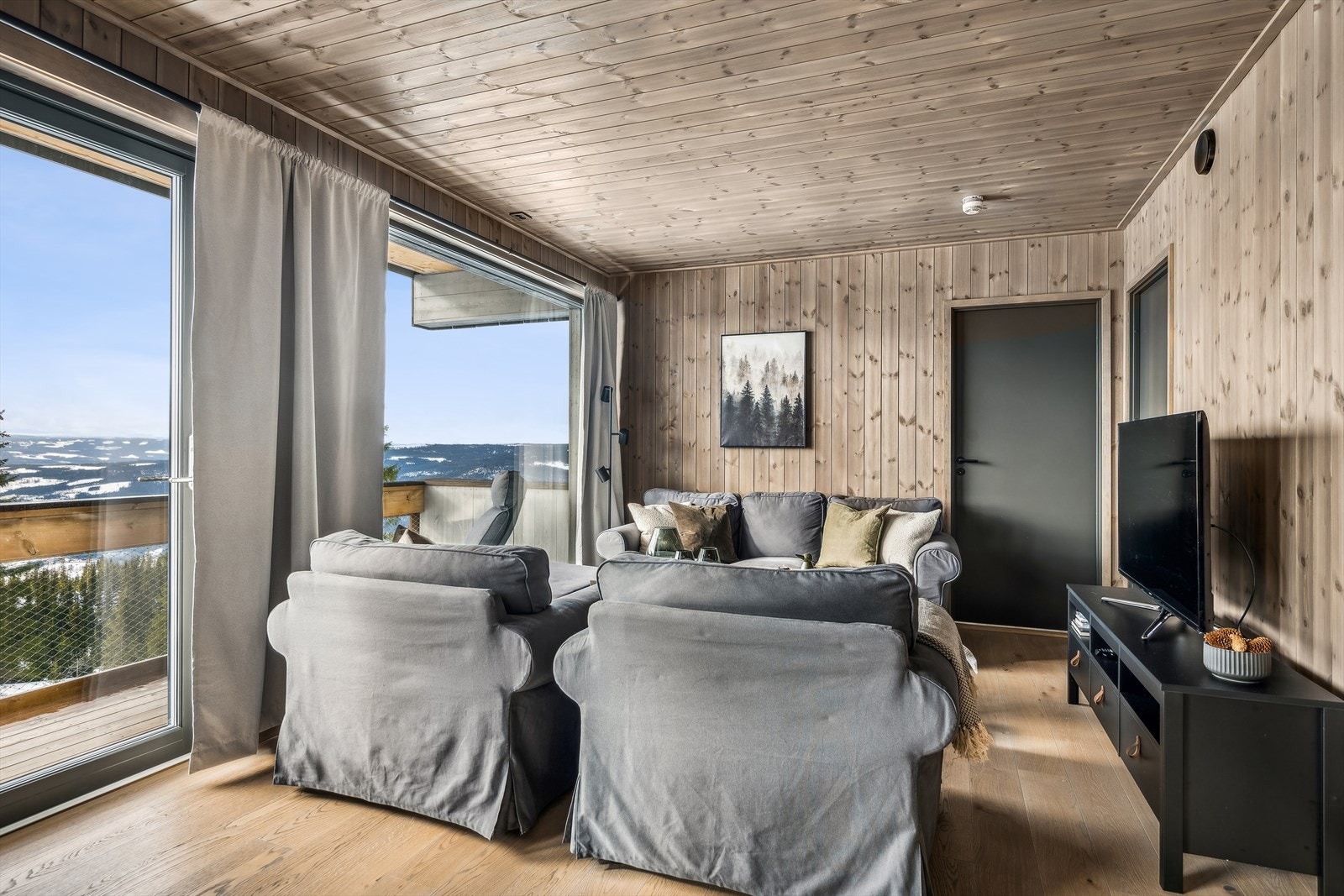 Stuen er designet for komfort og sosiale sammenkomster, med rikelig plass til både en sofagruppe og spisebord. Galleribilde