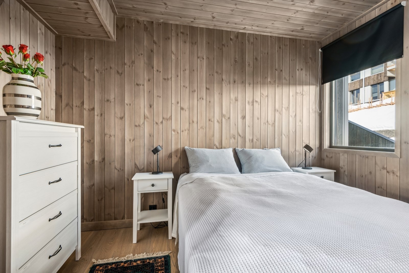 Hovedsoverommet er et romslig tilfluktssted med rikelig plass til dobbeltseng og tilhørende møblement. Galleribilde