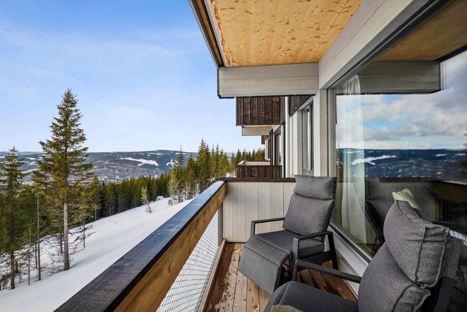 Stuens glassdør åpner seg mot en vestvendt terrasse, hvor du kan nyte solen til det fulle og beundre den praktfulle utsikten. Galleribilde