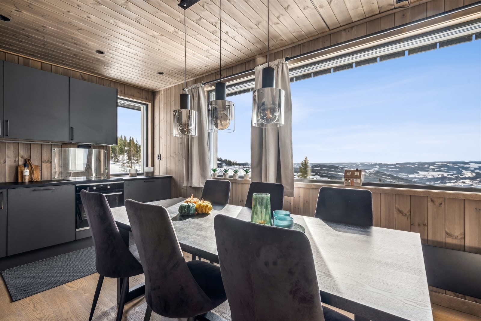 Her kan du nyte middagen sammen med nydelig utsikt. Galleribilde