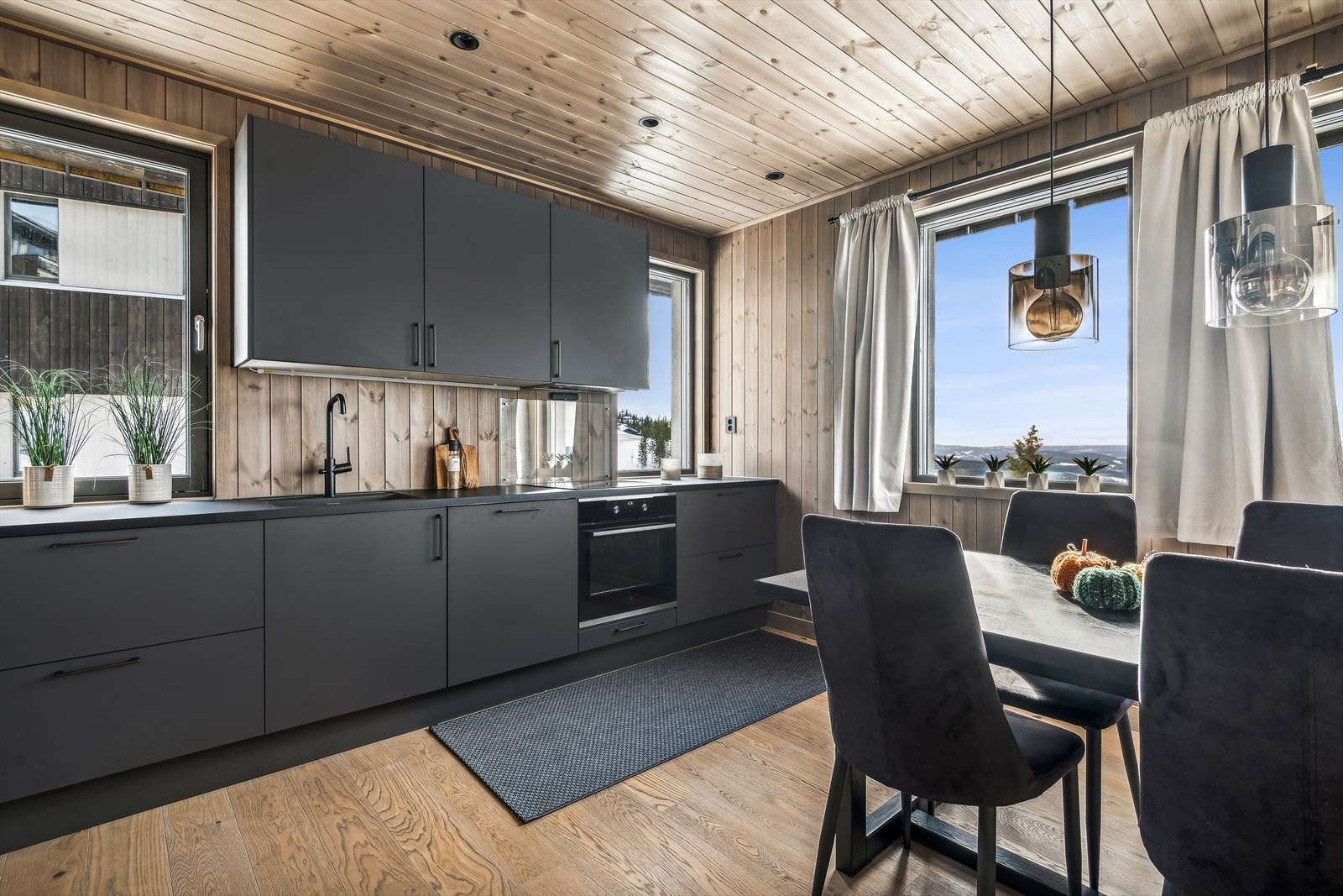 Det moderne kjøkkenet er designet som et åpent rom, noe som skaper en perfekt arena for samvær og underholdning. Galleribilde