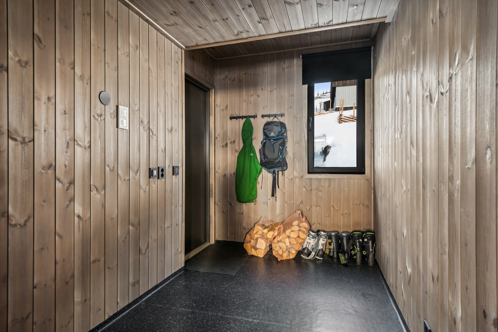 Ved siden av entréen ligger en praktisk bod til oppbevaring av klær og annet utstyr. Galleribilde