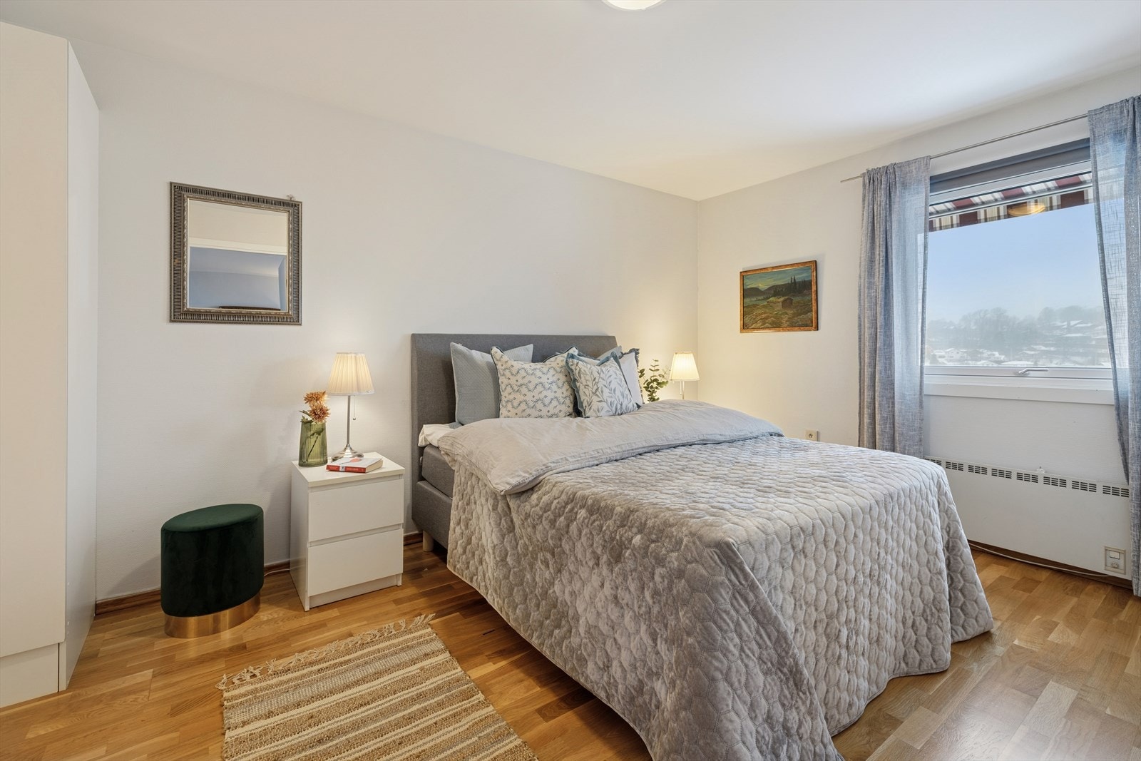 Hovedsoverom - Leiligheten har to soverom av god størrelse med plass til dobbeltseng og nattbord i tillegg til garderobeløsning. Galleribilde