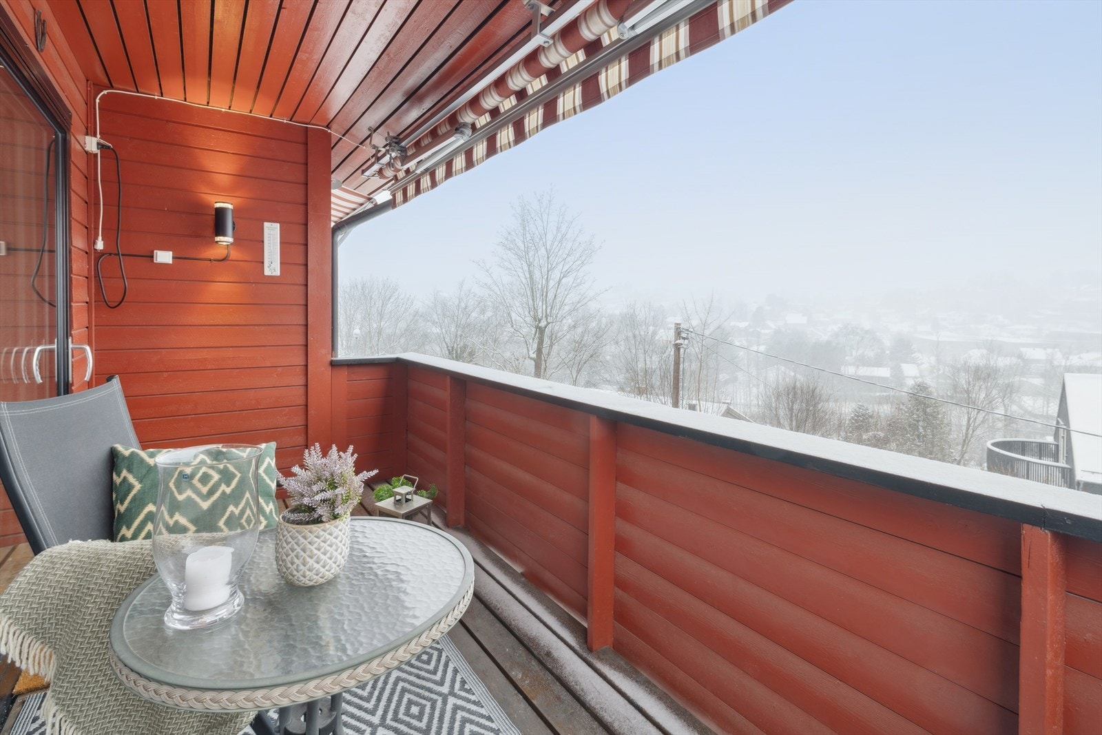 Fra stuen er det direkte adkomst til den vestvendte verandaen på hele 7m². Galleribilde