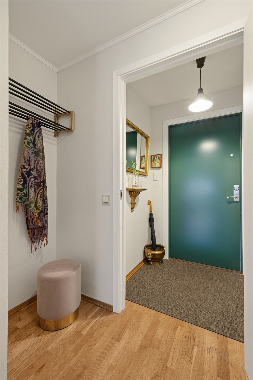 Velkommen inn i en lys og ryddig entré. Galleribilde