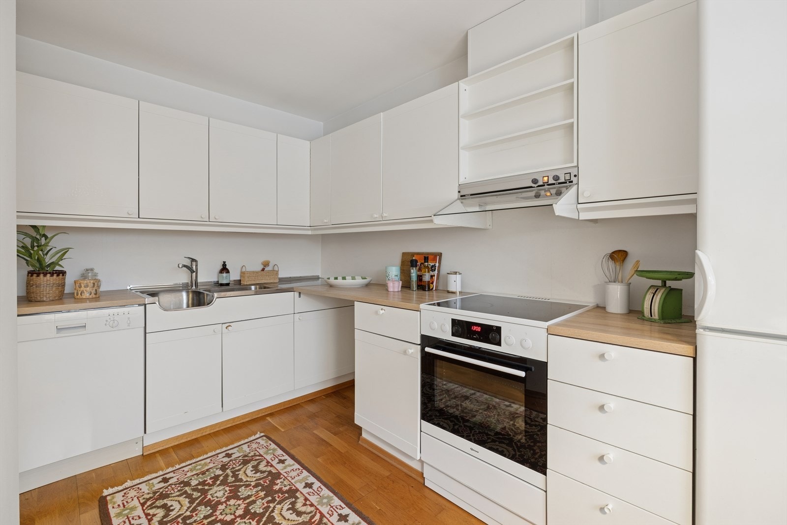 Kjøkkenet er utstyrt med komfyr, oppvaskmaskin og kjøleskap/frys som medfølger handelen. Galleribilde