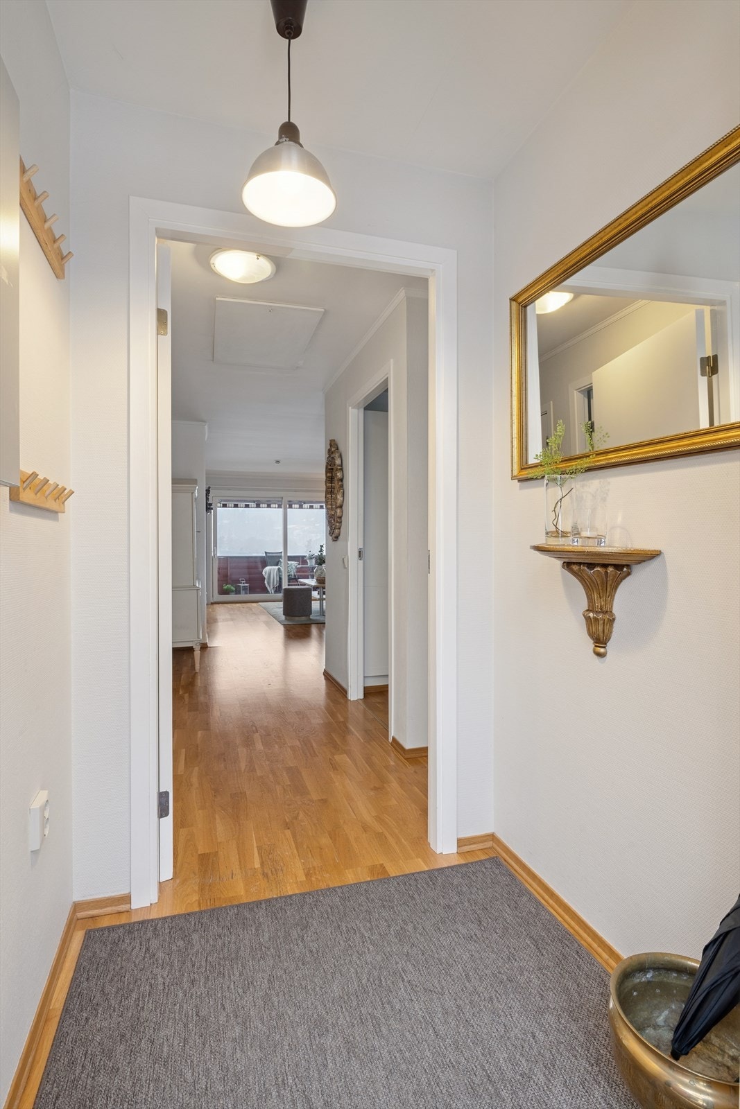 Praktisk planløsning som gir enkel adkomst til boligens øvrige rom. Galleribilde