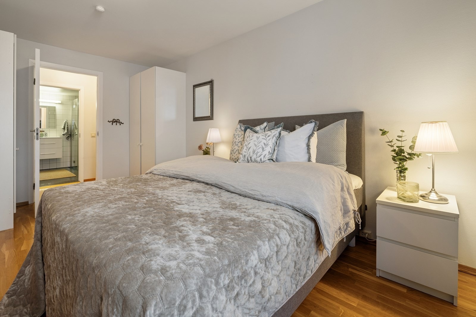 Hovedsoverommet har direkte tilknytning til boligens baderom. Galleribilde