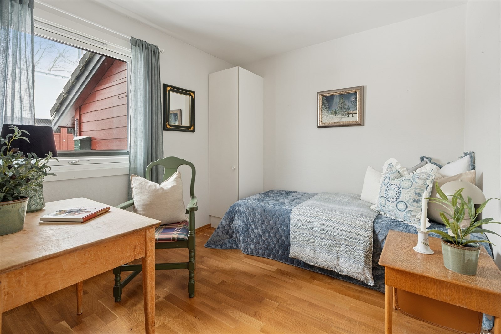 Soverom ll - Soverommet har stort vindu som gir rikelig med naturlig lys. Galleribilde