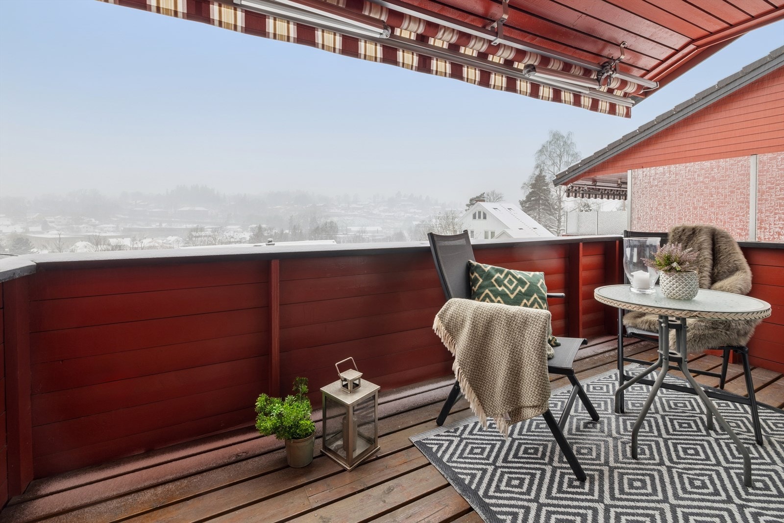 Dette er en velholdt og lys 3-roms leilighet over et plan med loft beliggende på Nesvangen for deg over 55 år. Galleribilde