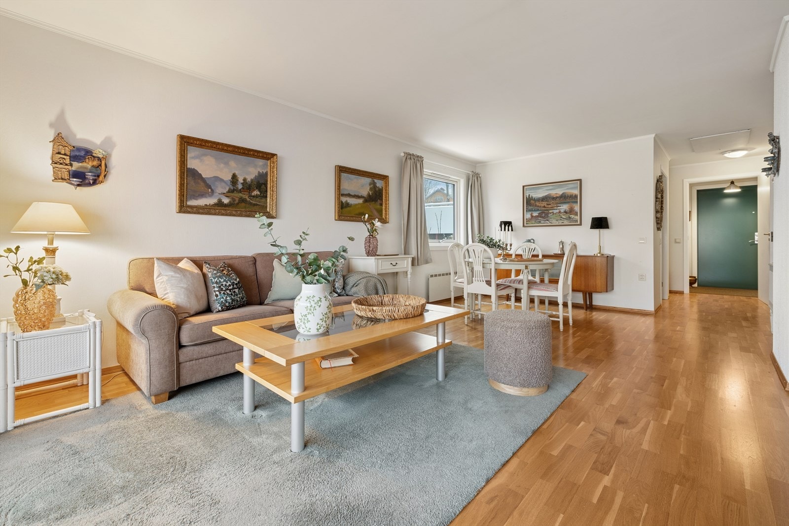 Oppholdsrommet har god møbleringsfrihet, med plass til en stor sofagruppe og et spisestuebord. Galleribilde