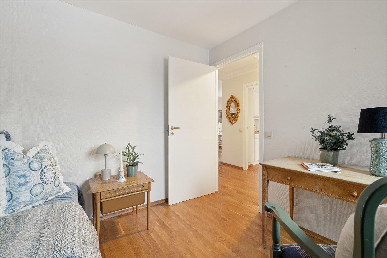 Soverom ll - Soverommet fungerer utmerket som et et ekstra soveorm, gjesterom eller hjemmekontor. Galleribilde