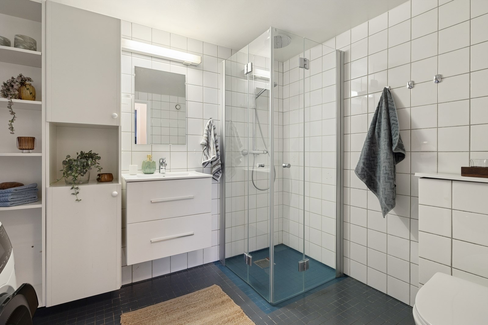 Baderommet er flislagt med varmekabler i gulv for ekstra komfort. Galleribilde