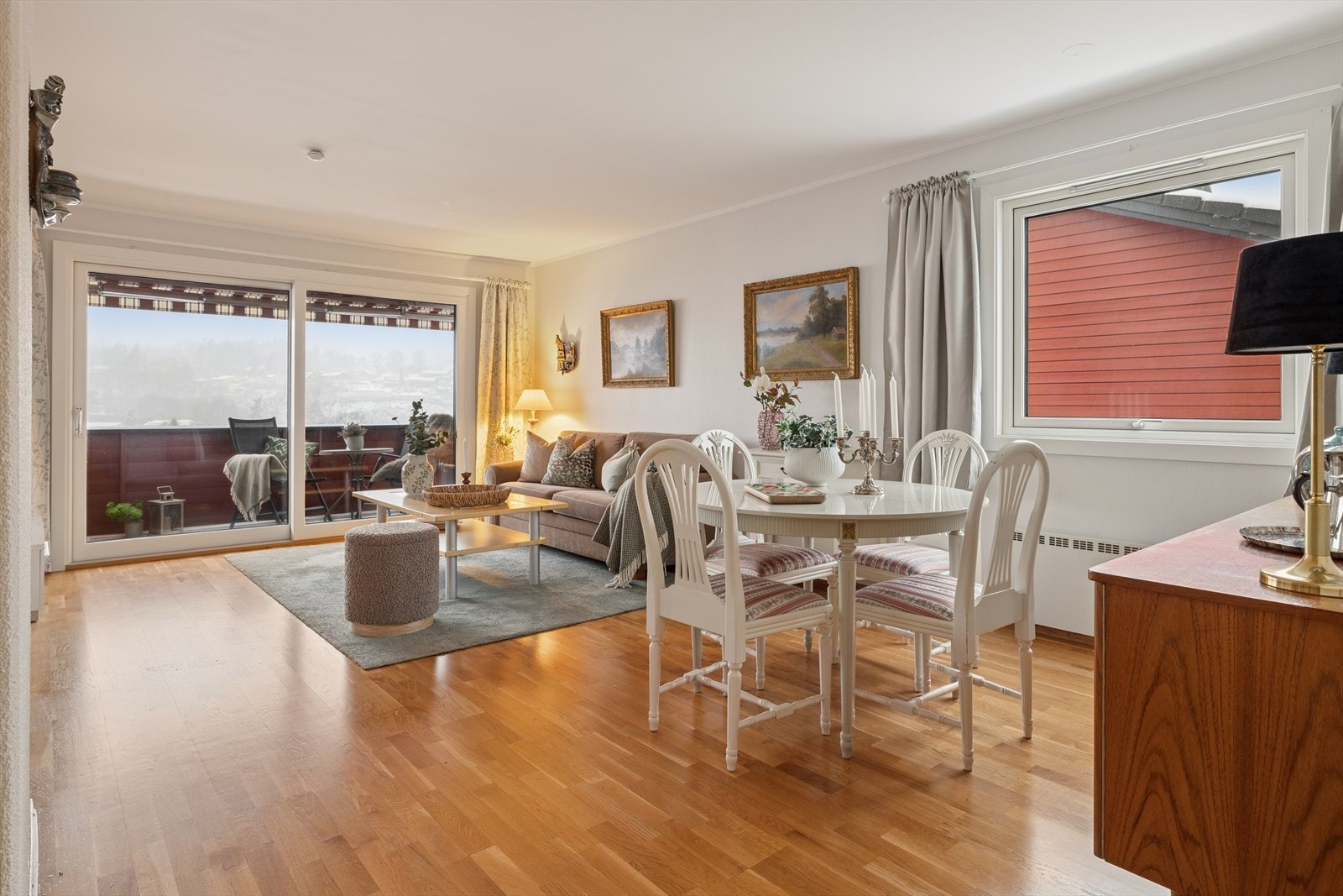 Leiligheten oppleves lys og luftig med sin gode planløsning og store vindusflater. Galleribilde