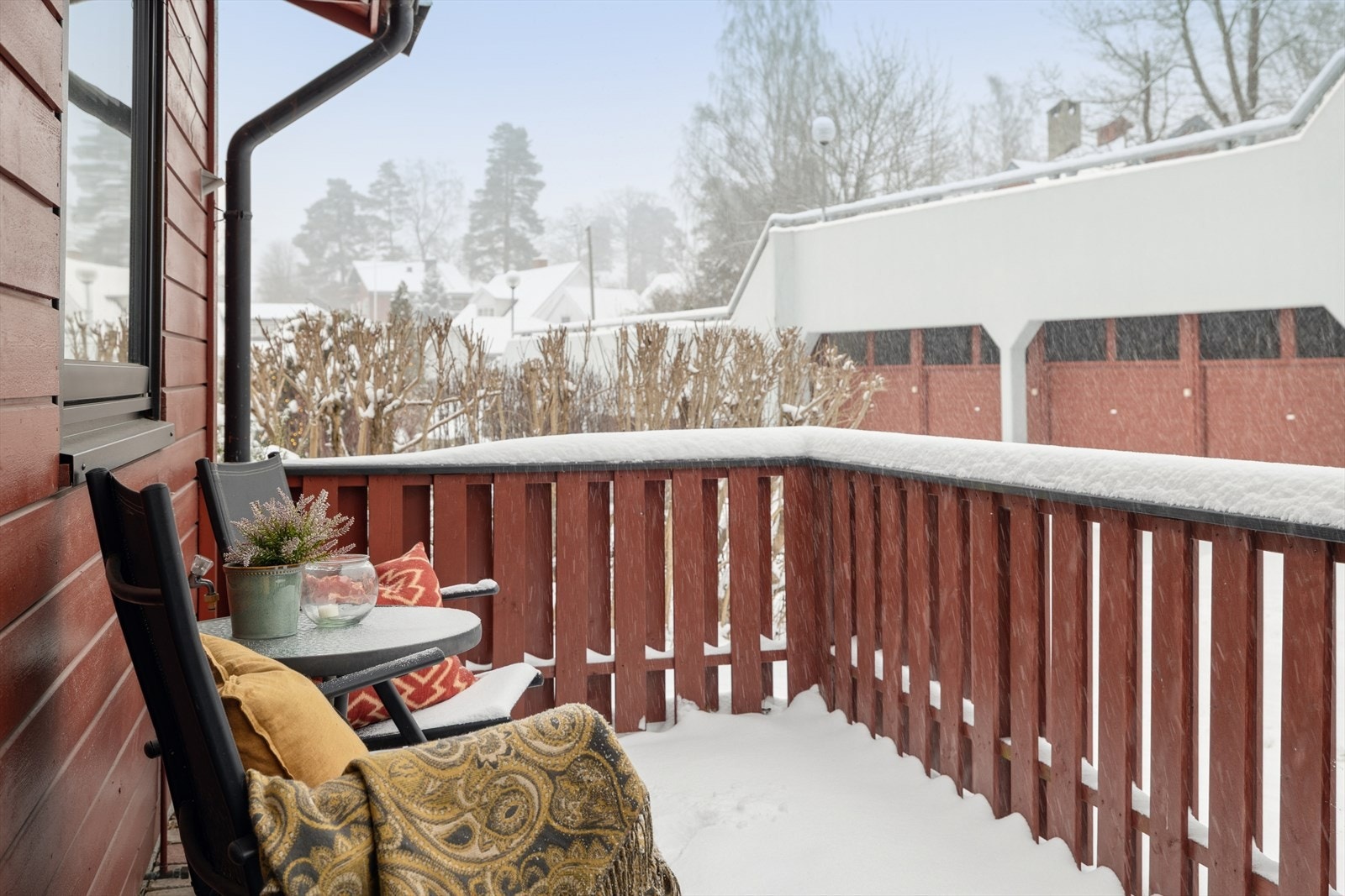 Boligen har garasjeplass i garasjerekken rett ovenfor leiligheten. Galleribilde