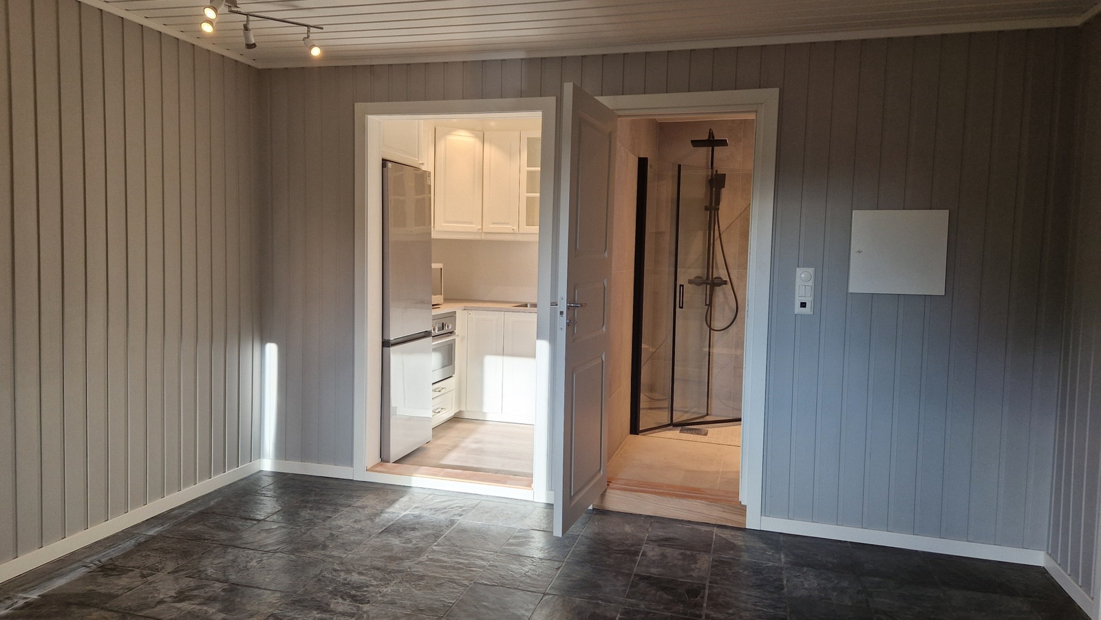 Eget sikringsskap med strømmåler og plass til en spiseplass ved kjøkkenet for et funksjonelt hjem. Galleribilde