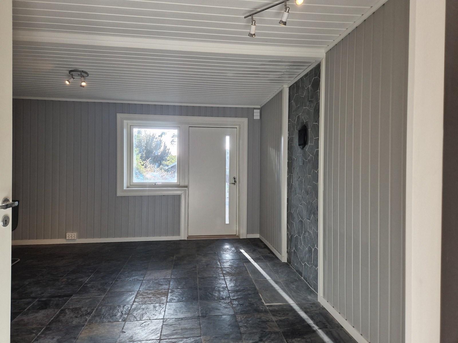 God plass til spisebord og garderobe for en funksjonell og romslig stueløsning. Galleribilde