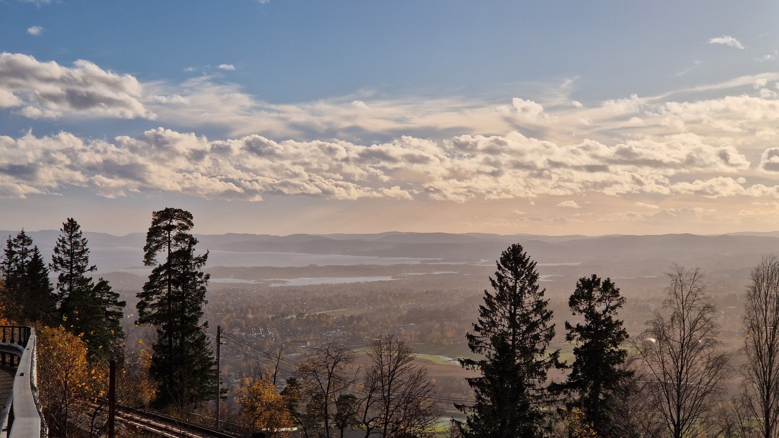 Utsikten du kan nyte på vei til T-banestasjonen (4 minutter unna), med spektakulær utsikt over landskapet og fjorden. Galleribilde