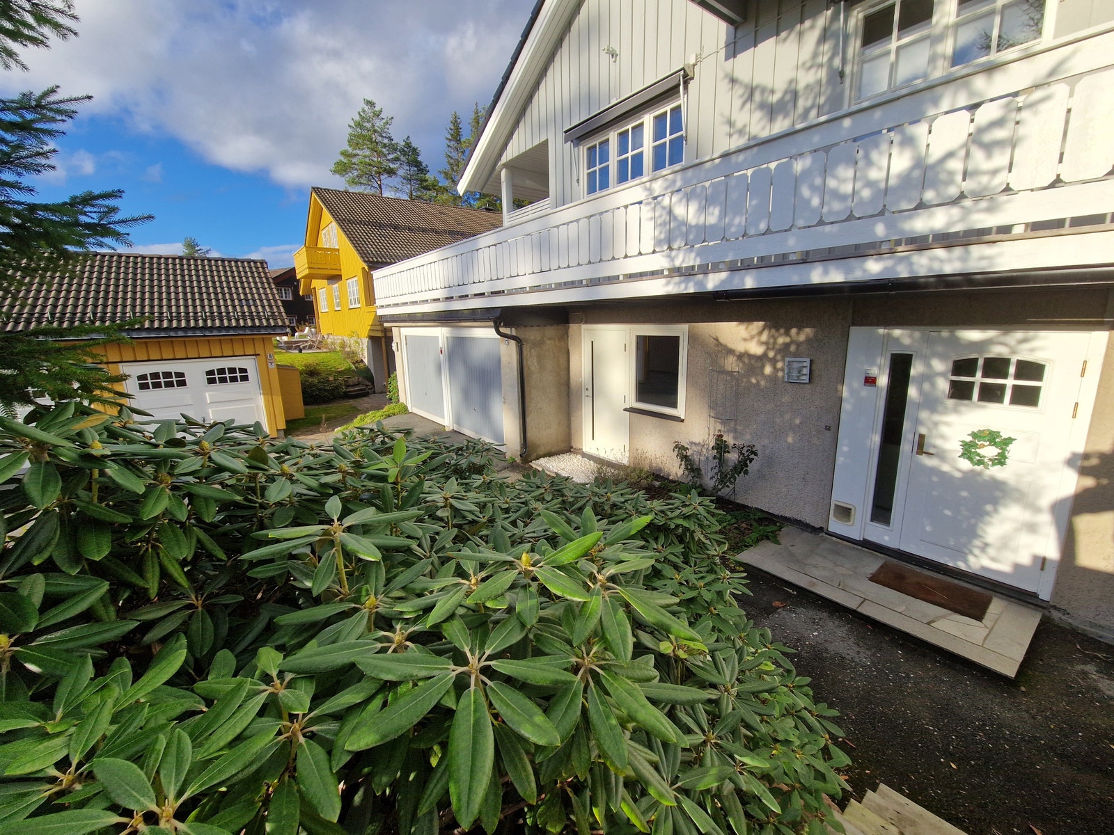 Døren til venstre er inngangen til utleiedelen, mens døren til høyre er inngangen til hovedhuset. Utleiedelen har sin egen private inngang som gir økt privatliv for leietakeren. Galleribilde