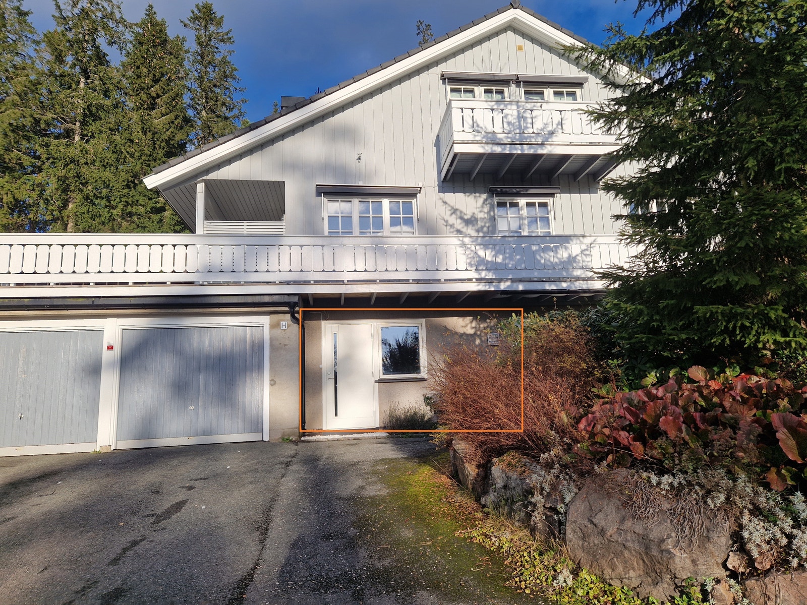 Egen inngang fra koselig uteplass Galleribilde