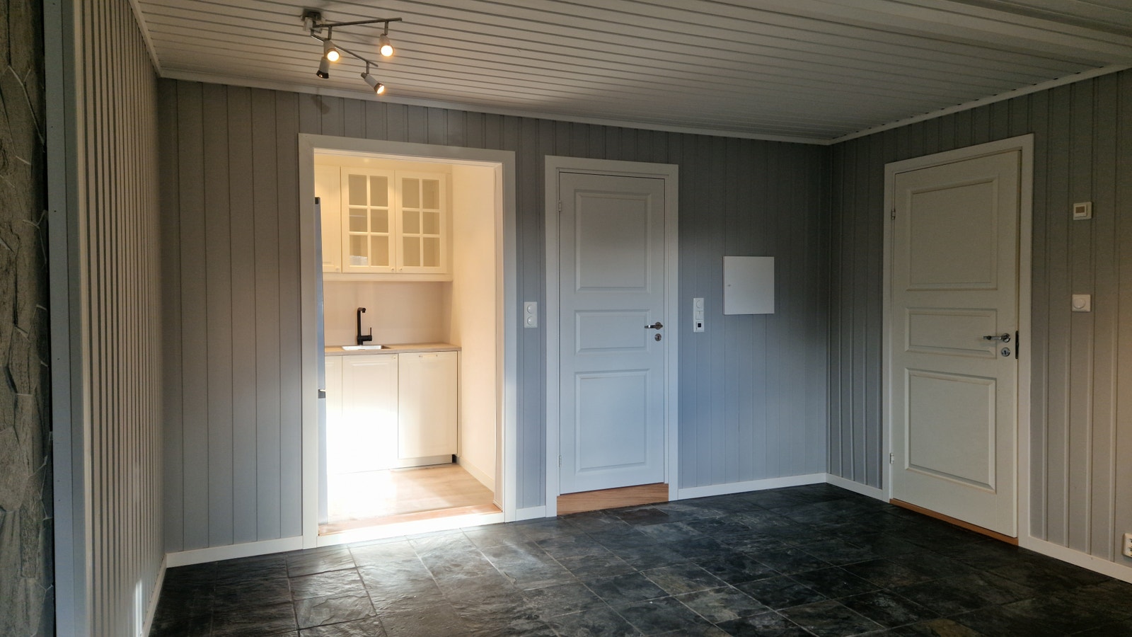 Plass til dobbeltseng i stuen. Døren til høyre vil være låst, da den gir tilgang til andre deler av huset. Galleribilde