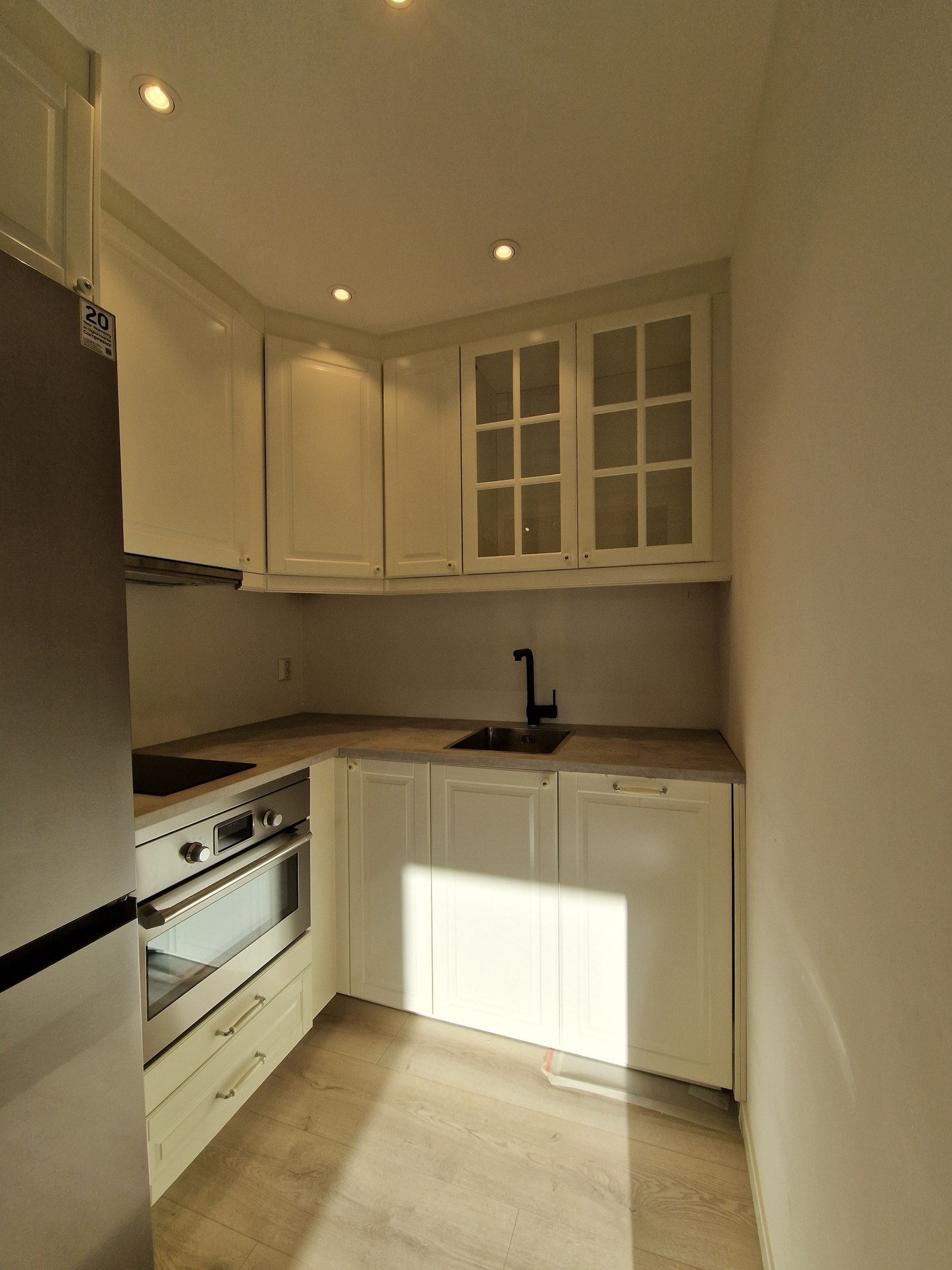 Nytt kjøkken fra IKEA (2024) med komplett sett av hvitevarer. Galleribilde