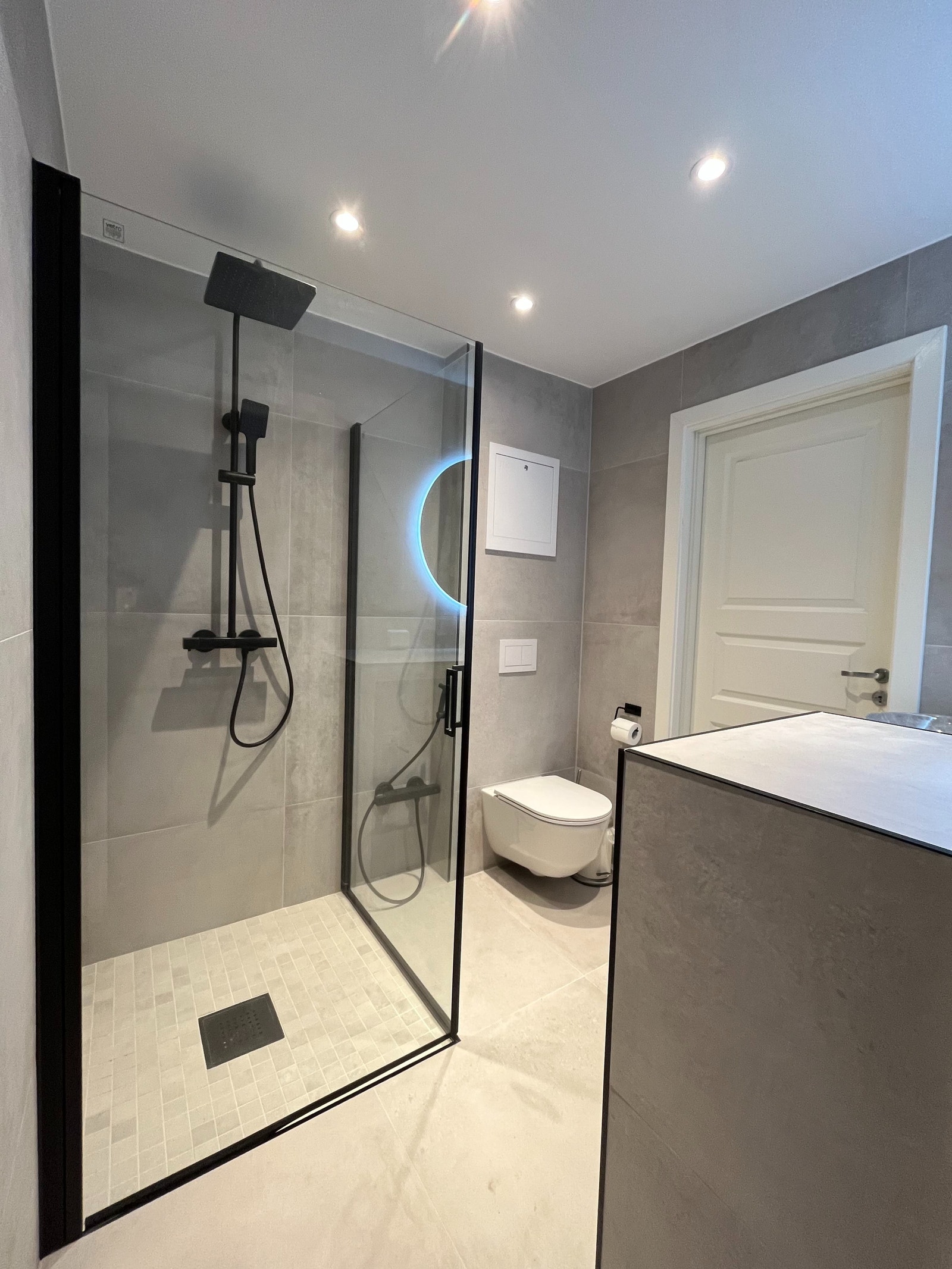 Badet har dører til dusjen og et eget fordelerskap for vann, for ekstra kontroll. Det er også en ekstra vannkran ved siden av toalettet for bekvemmelighet. Galleribilde