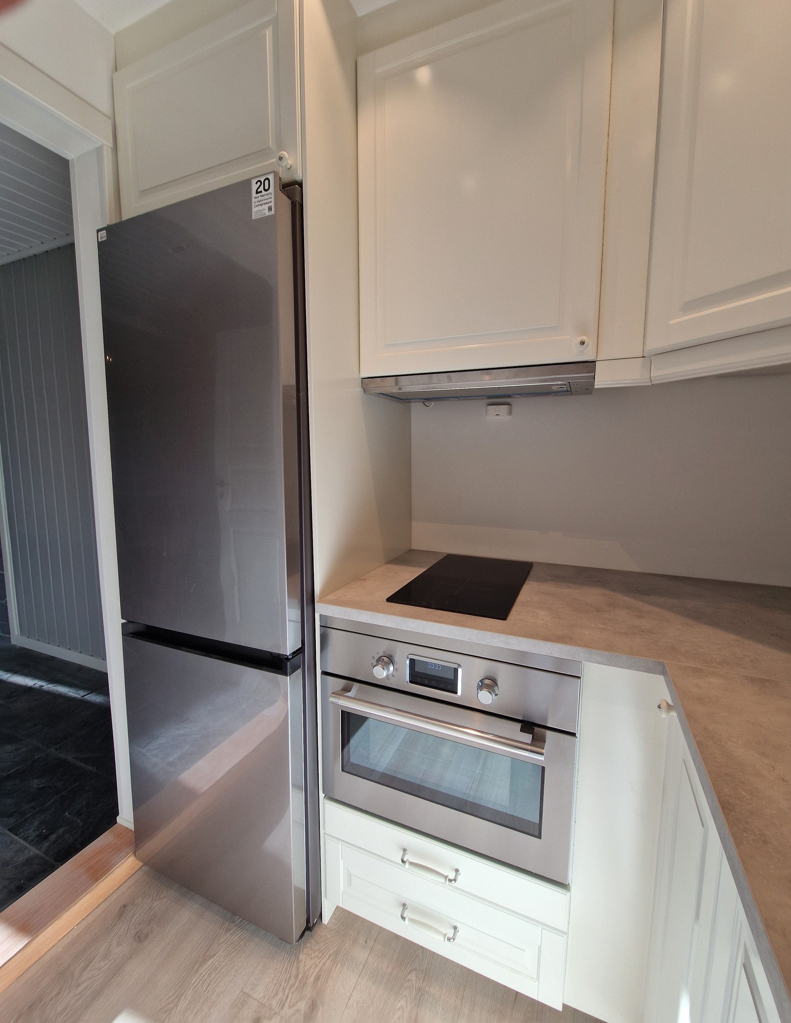 Nytt kjøleskap, og ovnen er en kombinasjon av varmluftsovn og mikrobølgeovn for praktisk matlaging. Galleribilde