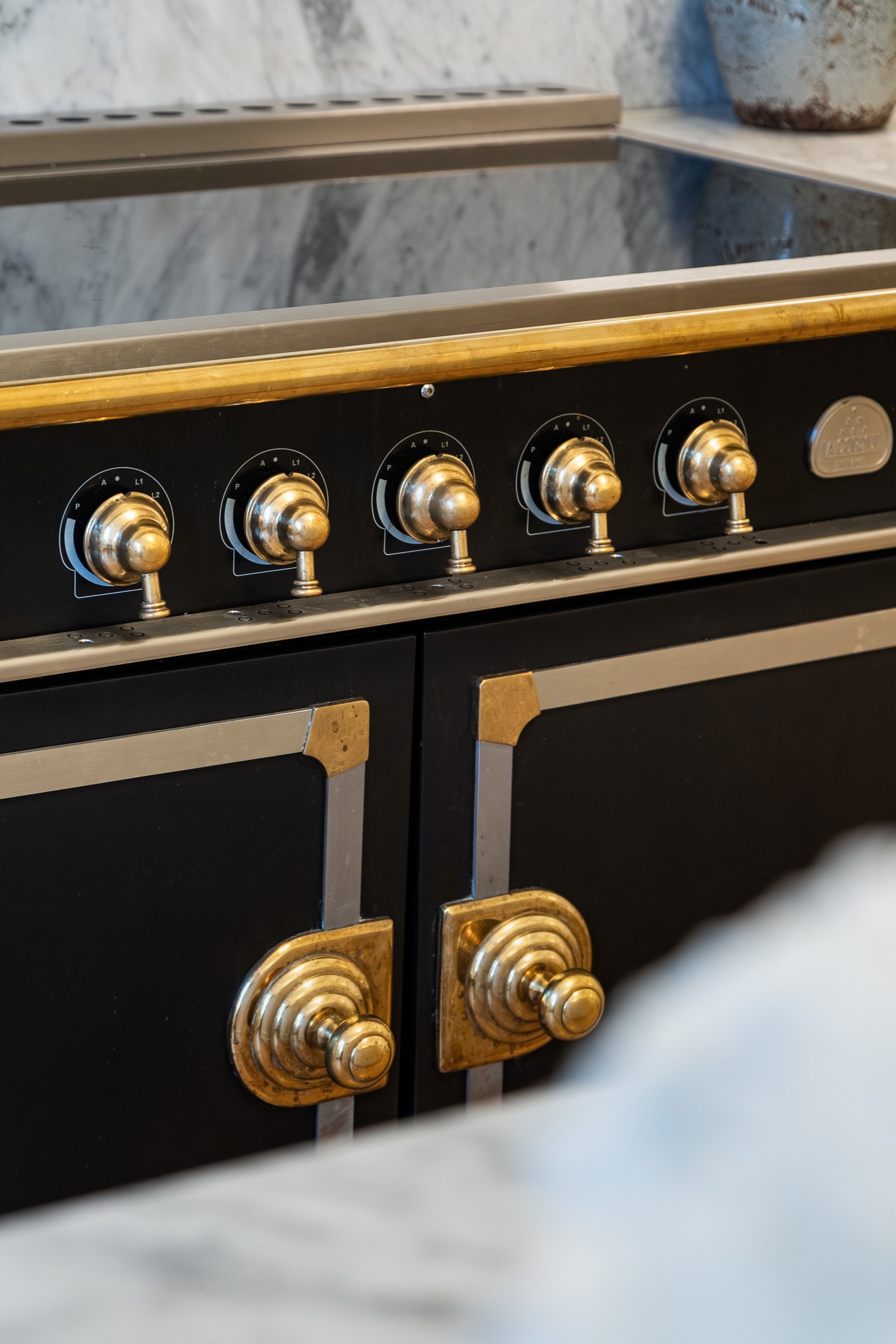 Kjøkkenet er utstyrt med stor komfyr med dobbel stekeovn og overliggende induksjonstopp fra La Cornue Galleribilde