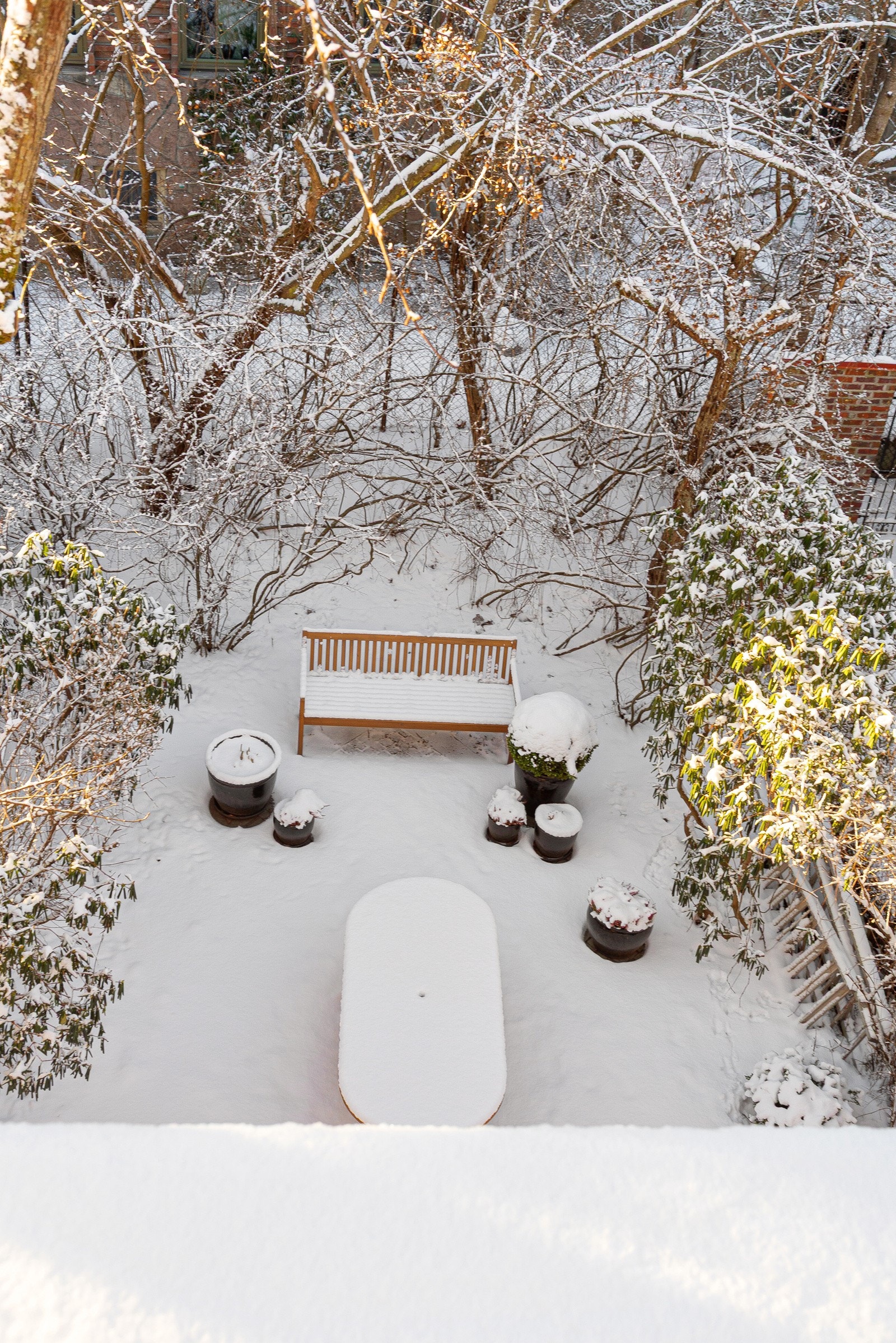 Solrik hage med utgang fra hovedetasjen samt underetasje Galleribilde