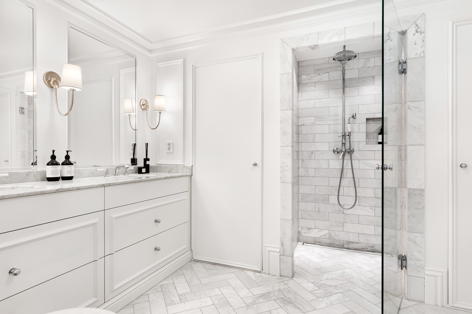 Dusjnisje med vegghengt klassisk dusjarmatur med waterfall dusjhode, samt hånddusj Galleribilde