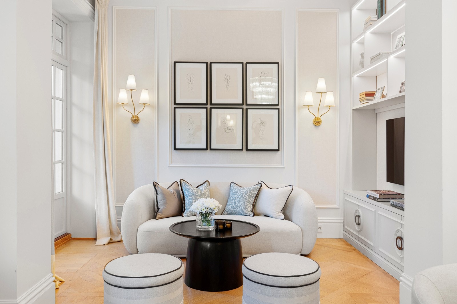 Det er bygget en pen integrert innredning med hyller og skap ved sonen for salong Galleribilde