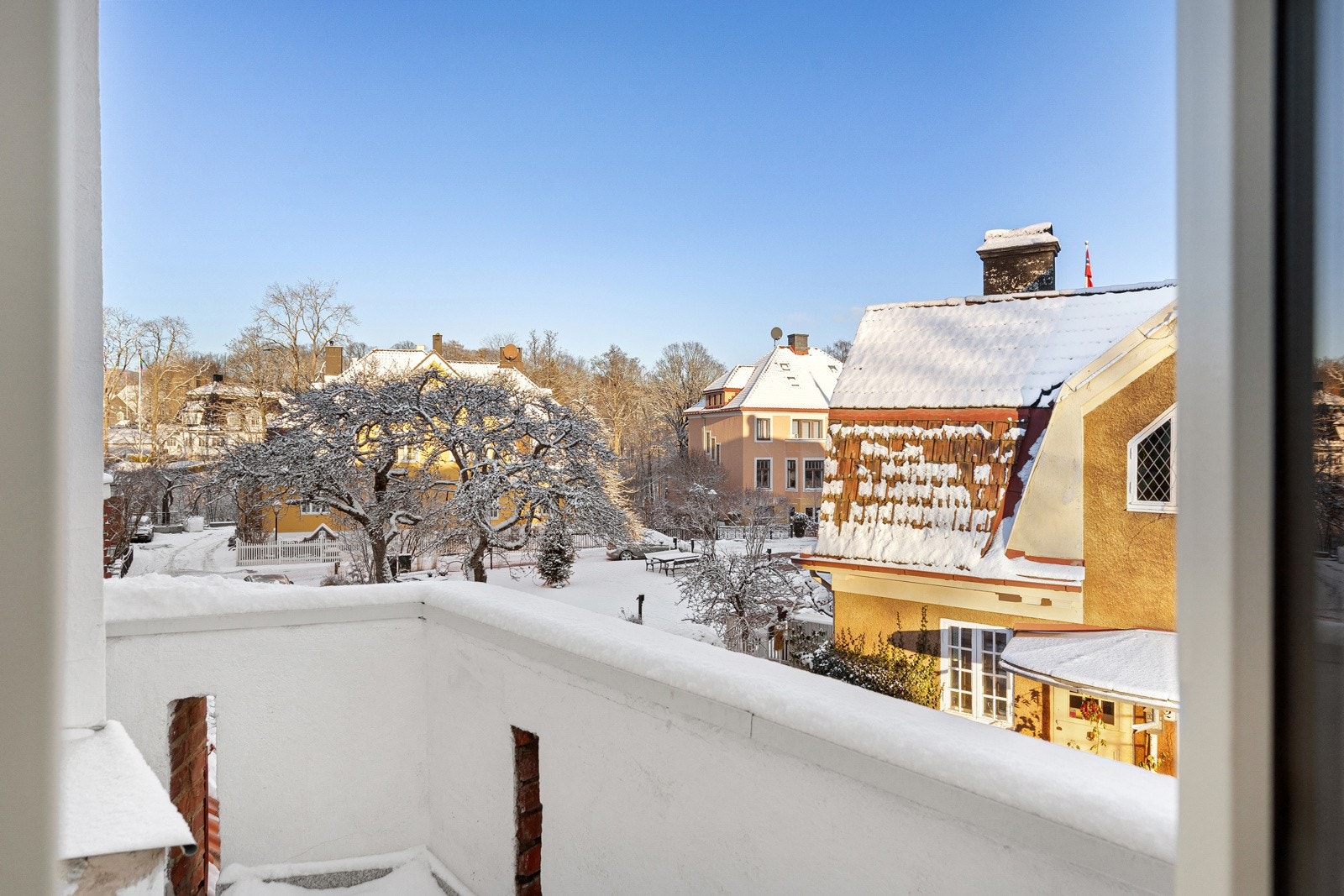 Balkong med utgang fra soverom 2 og utsyn mot hyggelige omgivelser Galleribilde