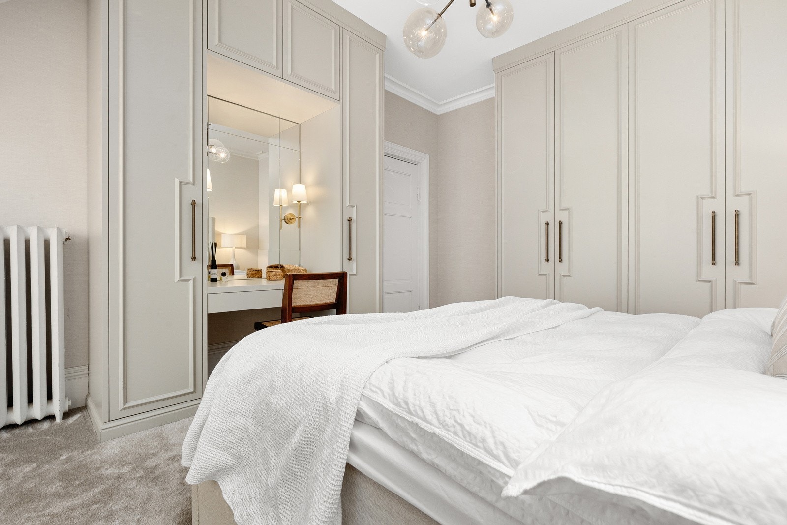 Elegante garderobeskap, integrert sminkebord og harmoniske fargetoner Galleribilde