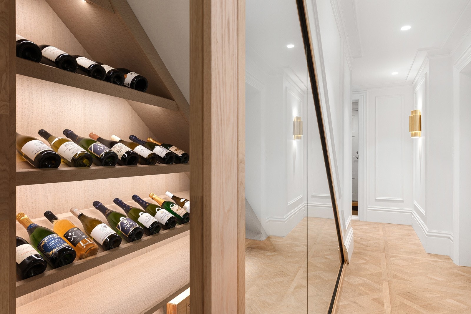 Eksklusivt vinrom med plassbygde hyller og stemningsbelysning Galleribilde