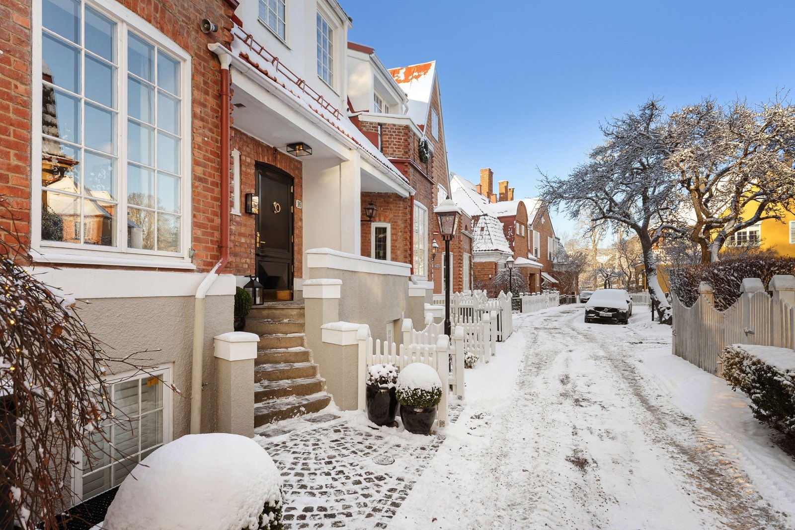 Pent inngangsparti med klassisk fasade i hyggelig gate Galleribilde
