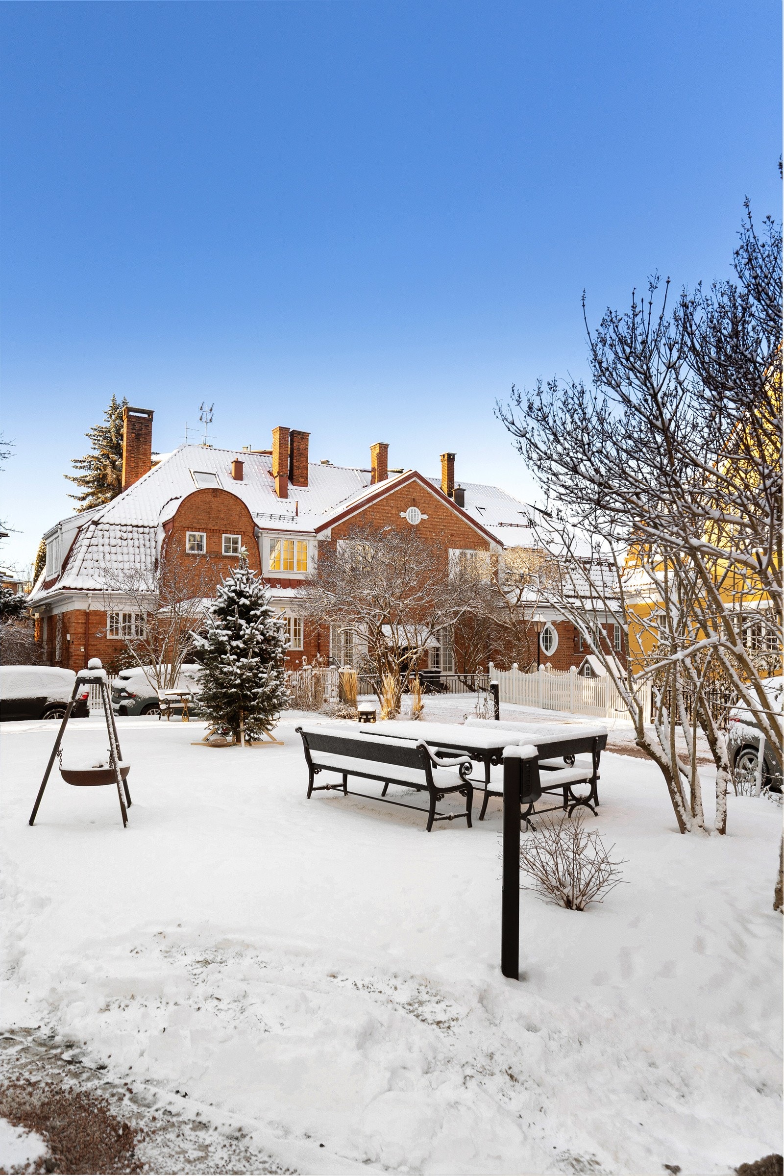 Tomten eies i fellesskap mellom husene, og man blir automatisk en del av realsameiet Galleribilde