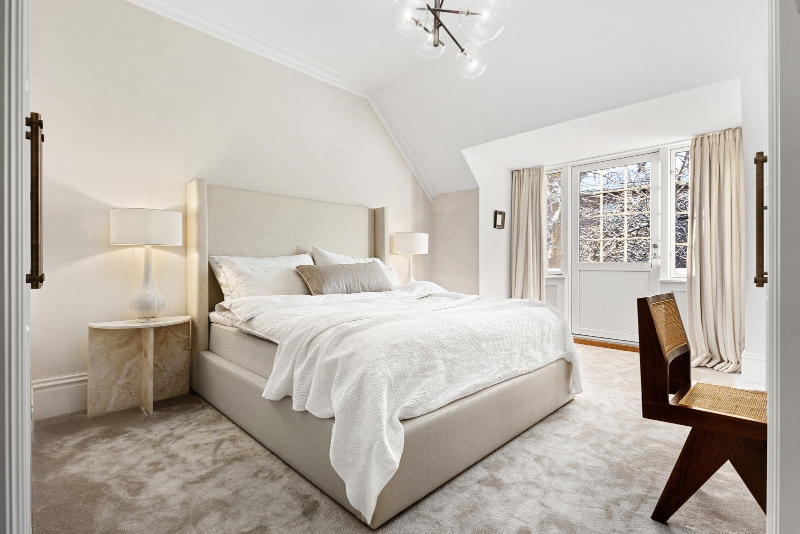 Romslig hovedsoverom med lun teppekledning og store vindusflater som gir godt lysinnslipp Galleribilde