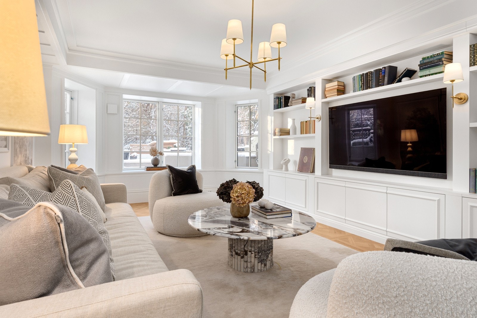 Tilpasset innredning, gode oppbevaringsløsninger og store vindusflater Galleribilde