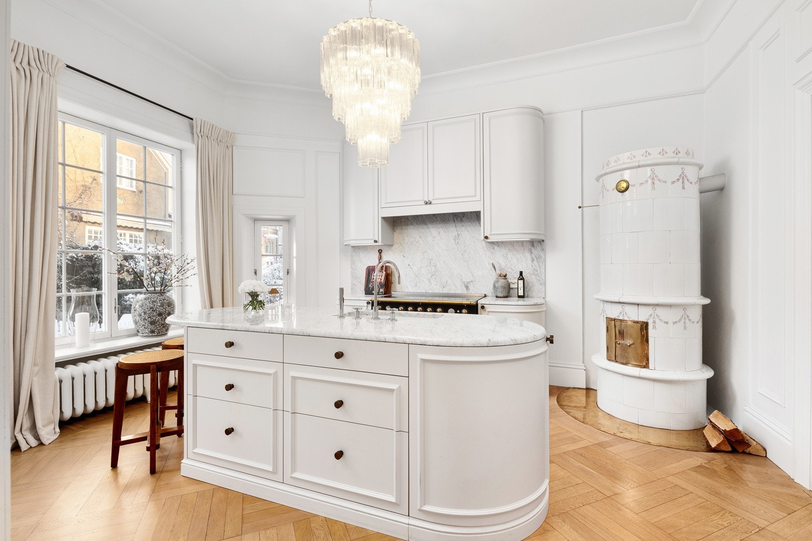 Innredningen har profilerte malte fronter, buede skapløsninger, massiv benkeplate i marmor fra Ellingaard Galleribilde